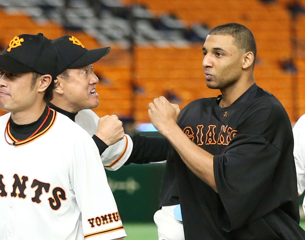 巨人対阪神　阪神を下し、来日初勝利となったサンチェス（右）は原監督（中央）に迎えられる（撮影・河野匠）