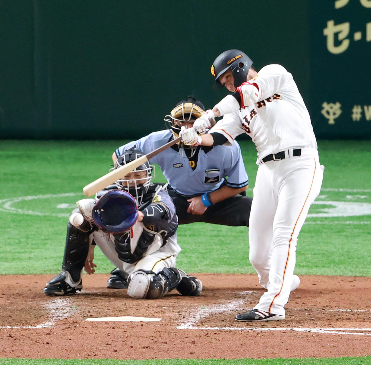 巨人対阪神　4回裏巨人2死一、三塁、適時打を放つ坂本（撮影・江口和貴）