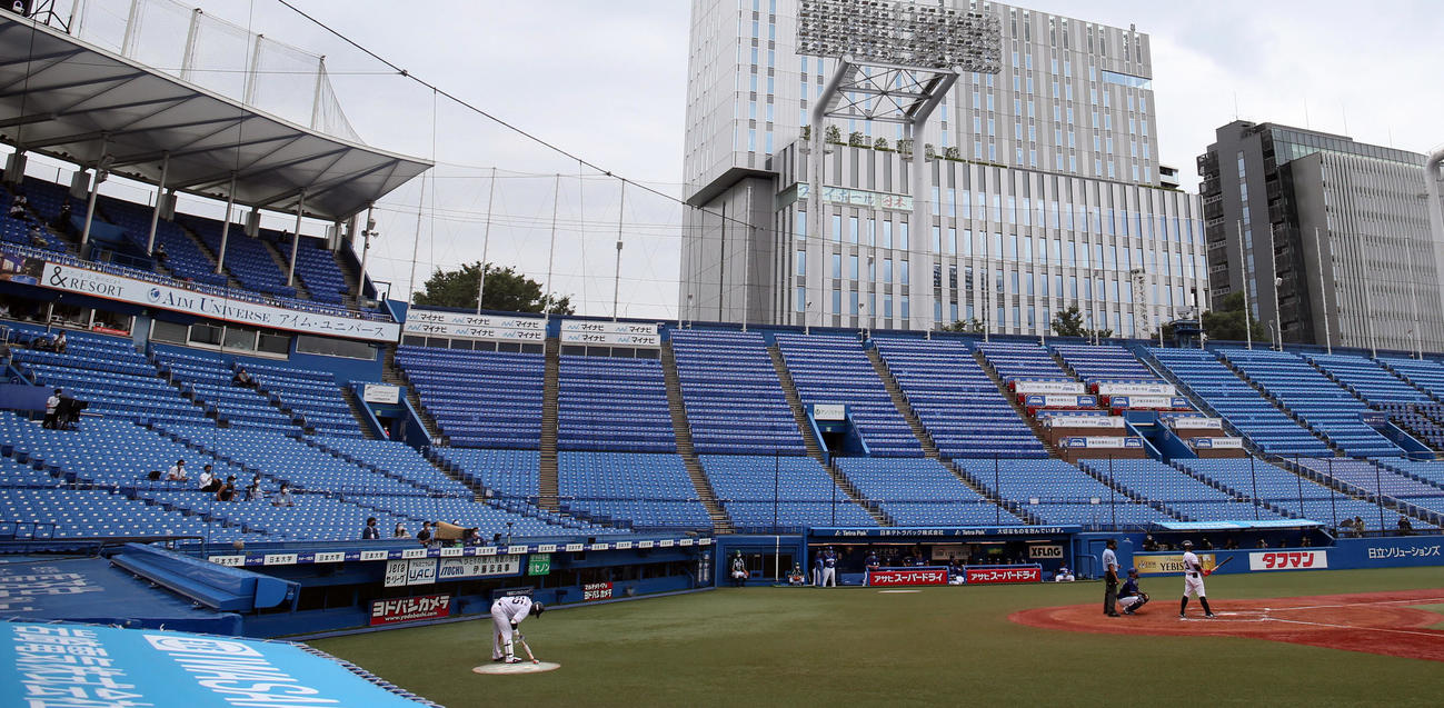 ヤクルト対中日　ネット裏中段にある実況席からの声が響く神宮球場（撮影・狩俣裕三）