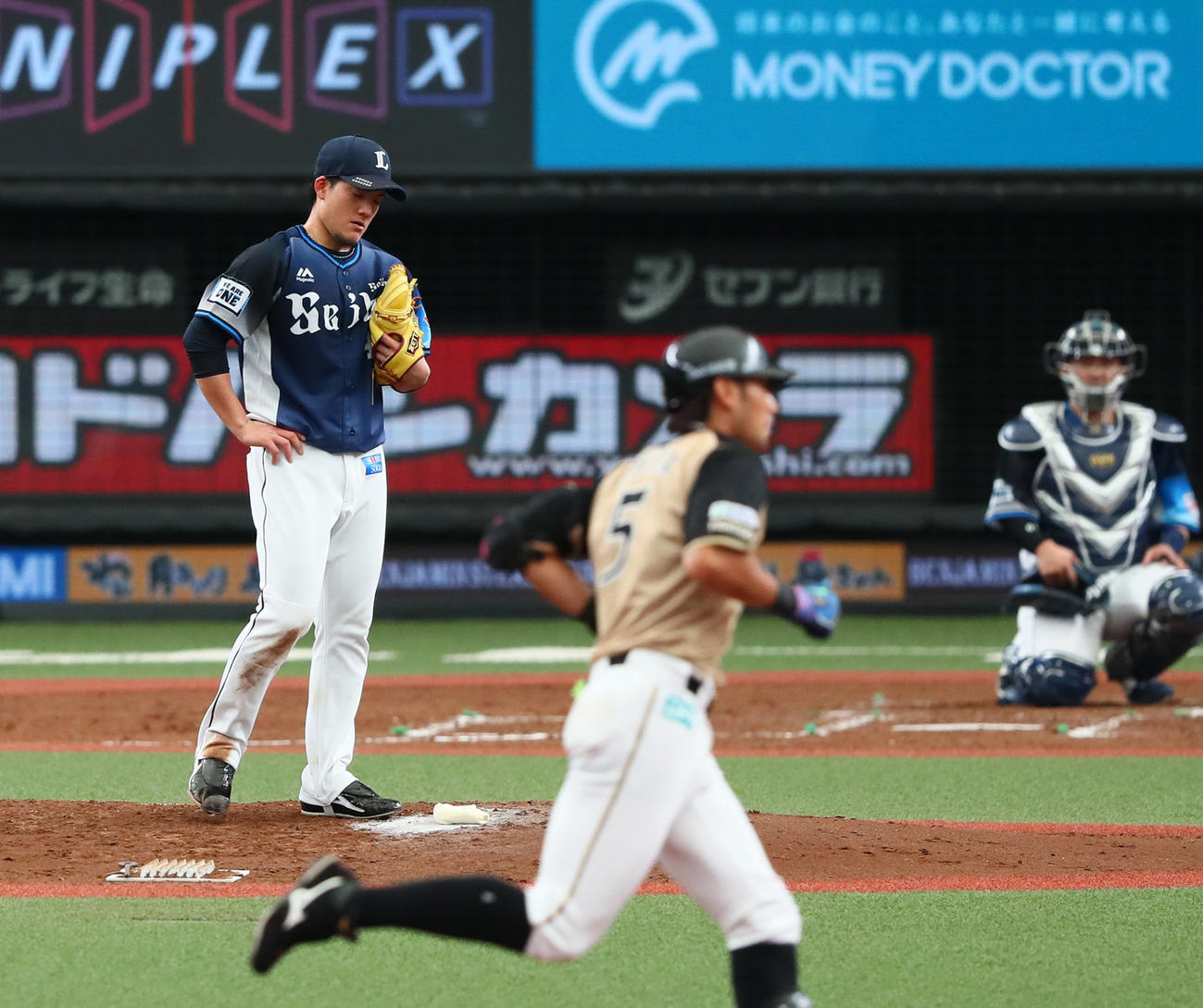 4回表日本ハム無死、大田（手前）に中越え本塁打を浴びうつむく与座（撮影・足立雅史）