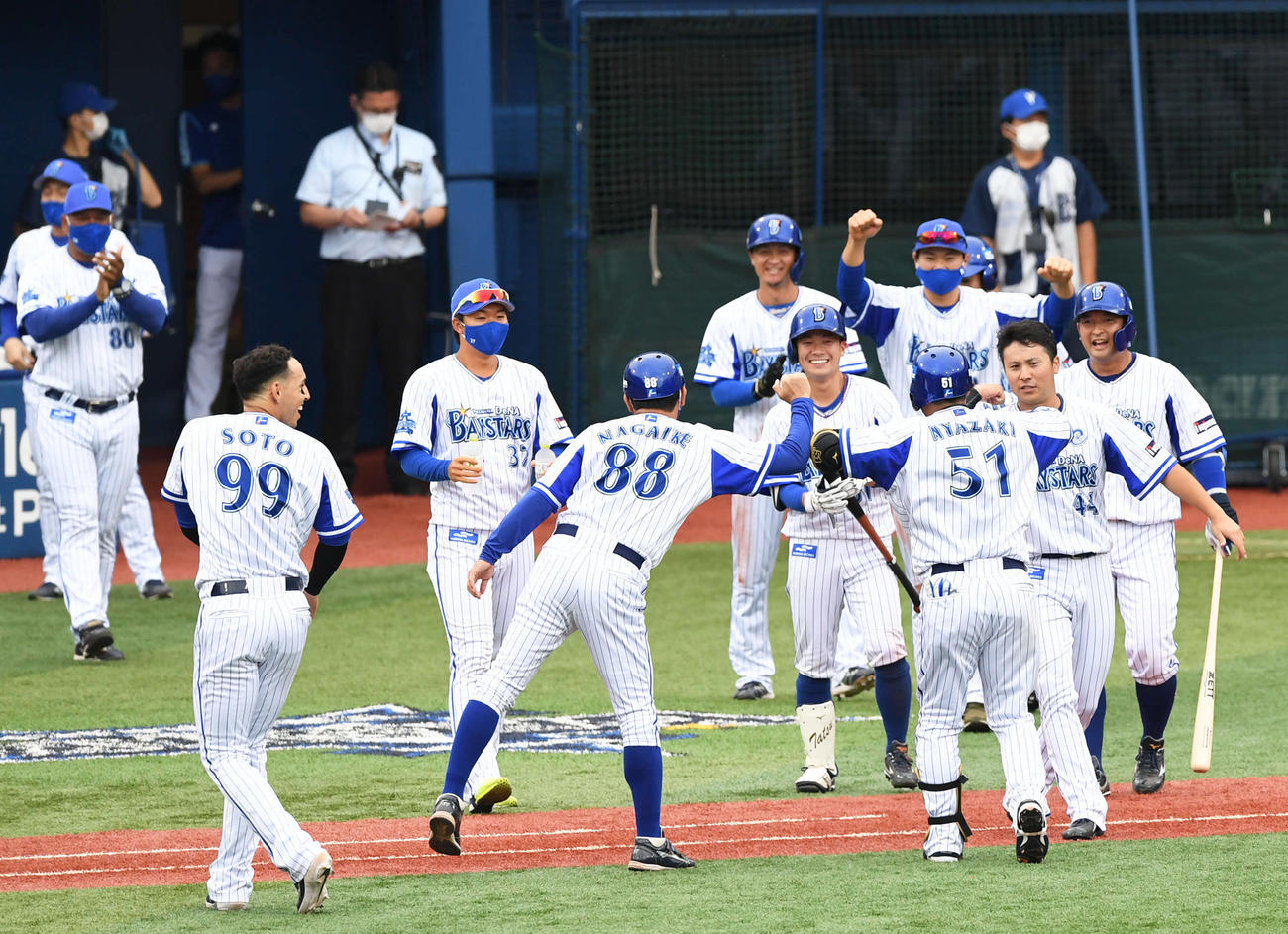 9回裏DeNA無死満塁、サヨナラ2点適時二塁打の宮崎（右手前）はチームメートから微妙な距離感で祝福される（撮影・山崎安昭）