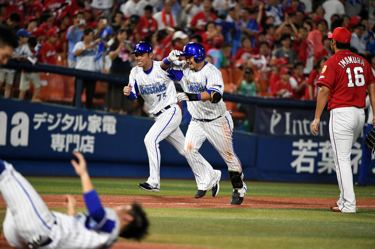 17年8月22日、広島今村からサヨナラ本塁打を放ったDeNA宮崎敏郎は上田コーチとともに本塁へ向かう