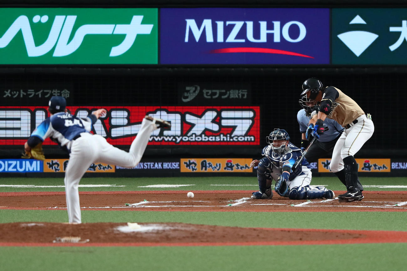 西武対日本ハム　6回表日本ハム無死二塁、大田は体勢を崩しながら進塁打となる二ゴロを放つ。投手与座（撮影・足立雅史）