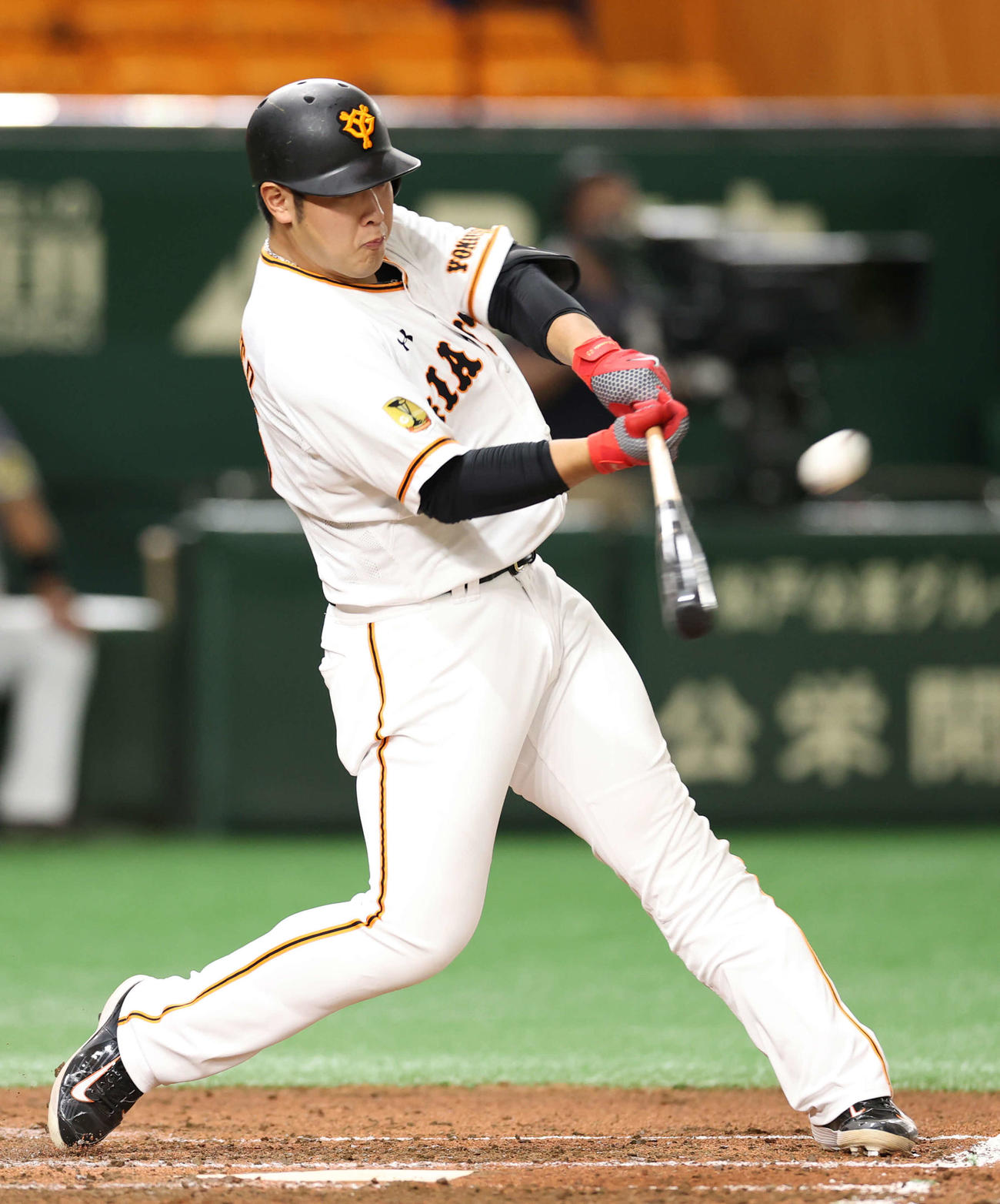 巨人対阪神　4回裏巨人無死一塁、右中間に2点本塁打を放つ岡本（撮影・河野匠）