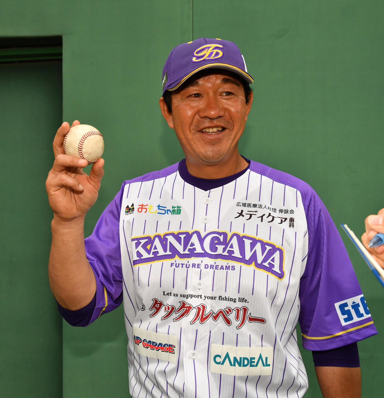 開幕戦で勝利したBC神奈川の鈴木監督はウイニングボールを持ち笑顔を見せる（撮影・柴田隆二）