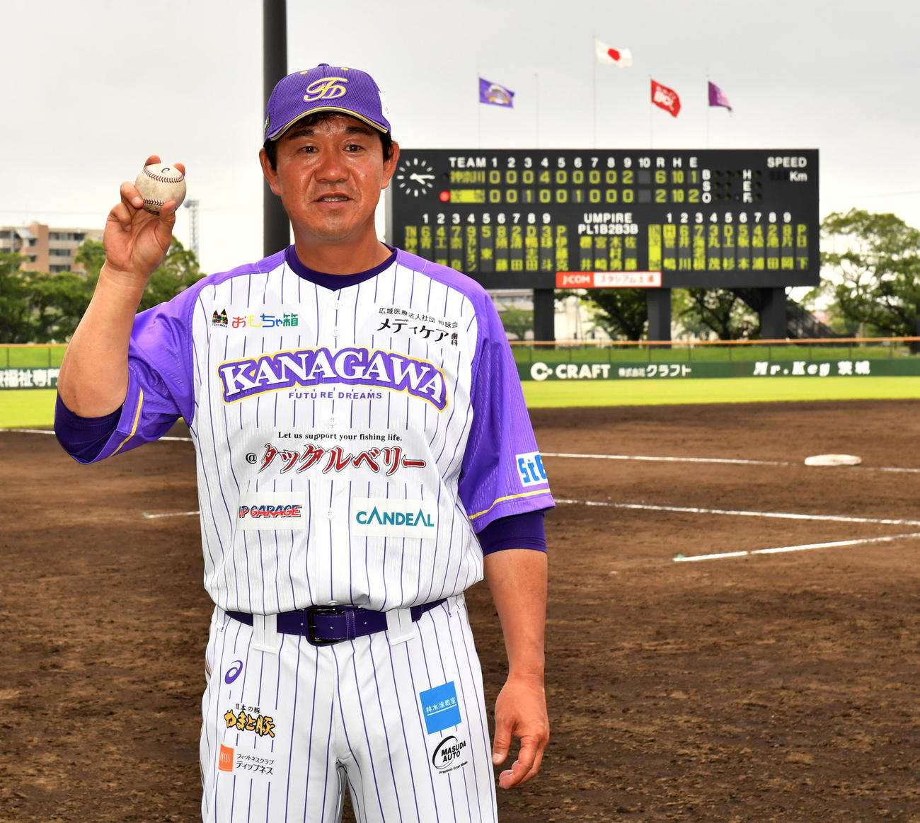 開幕戦で勝利したBC神奈川の鈴木監督はスコアボードをバックにウイニングボールを持つ（撮影・柴田隆二）