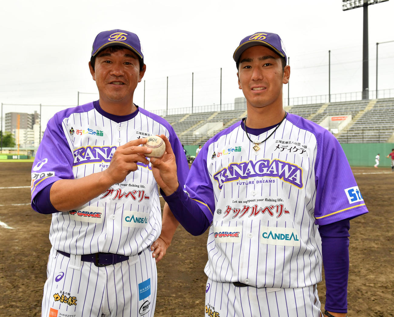 開幕戦で勝利したBC神奈川の鈴木監督（左）は勝利投手の前田とウイニングボールを持ち笑顔を見せる（撮影・柴田隆二）