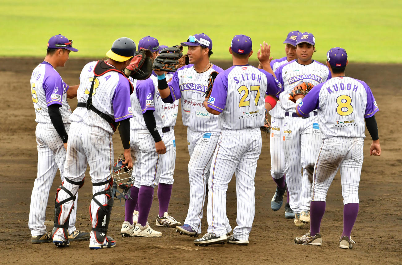 BCリーグ茨城対神奈川　開幕戦を勝利で飾ったBC神奈川ナインはハイタッチで喜ぶ（撮影・柴田隆二）