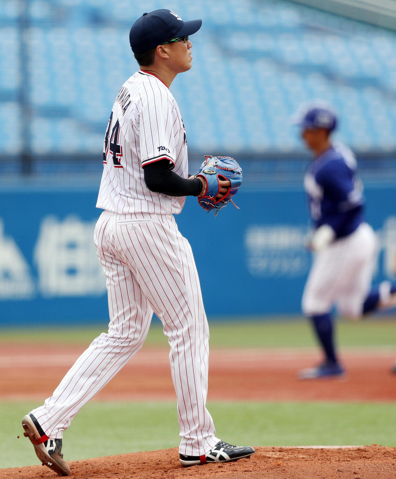 ヤクルト対中日　2回表中日2死一塁、京田（後方）に2点本塁打を浴びる山田大（撮影・狩俣裕三）