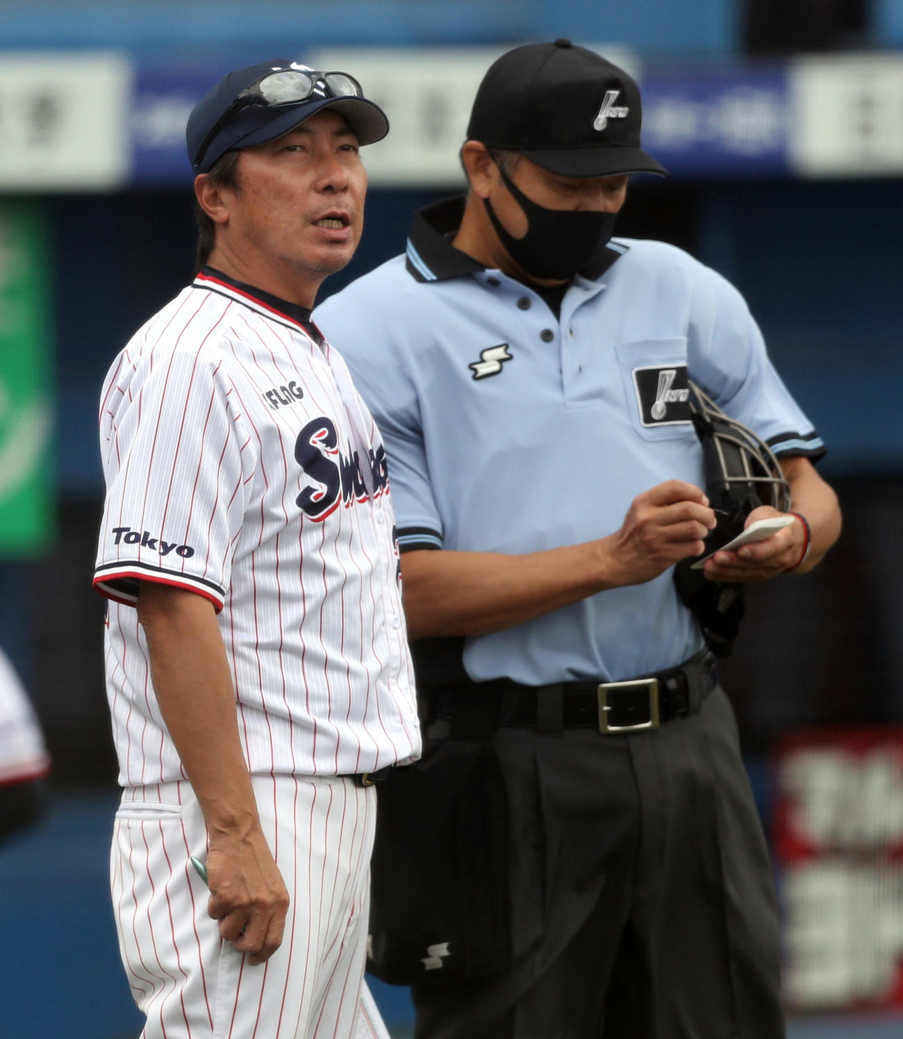 ヤクルト対中日　8回裏を終え、選手の交代を告げる高津監督（撮影・狩俣裕三）