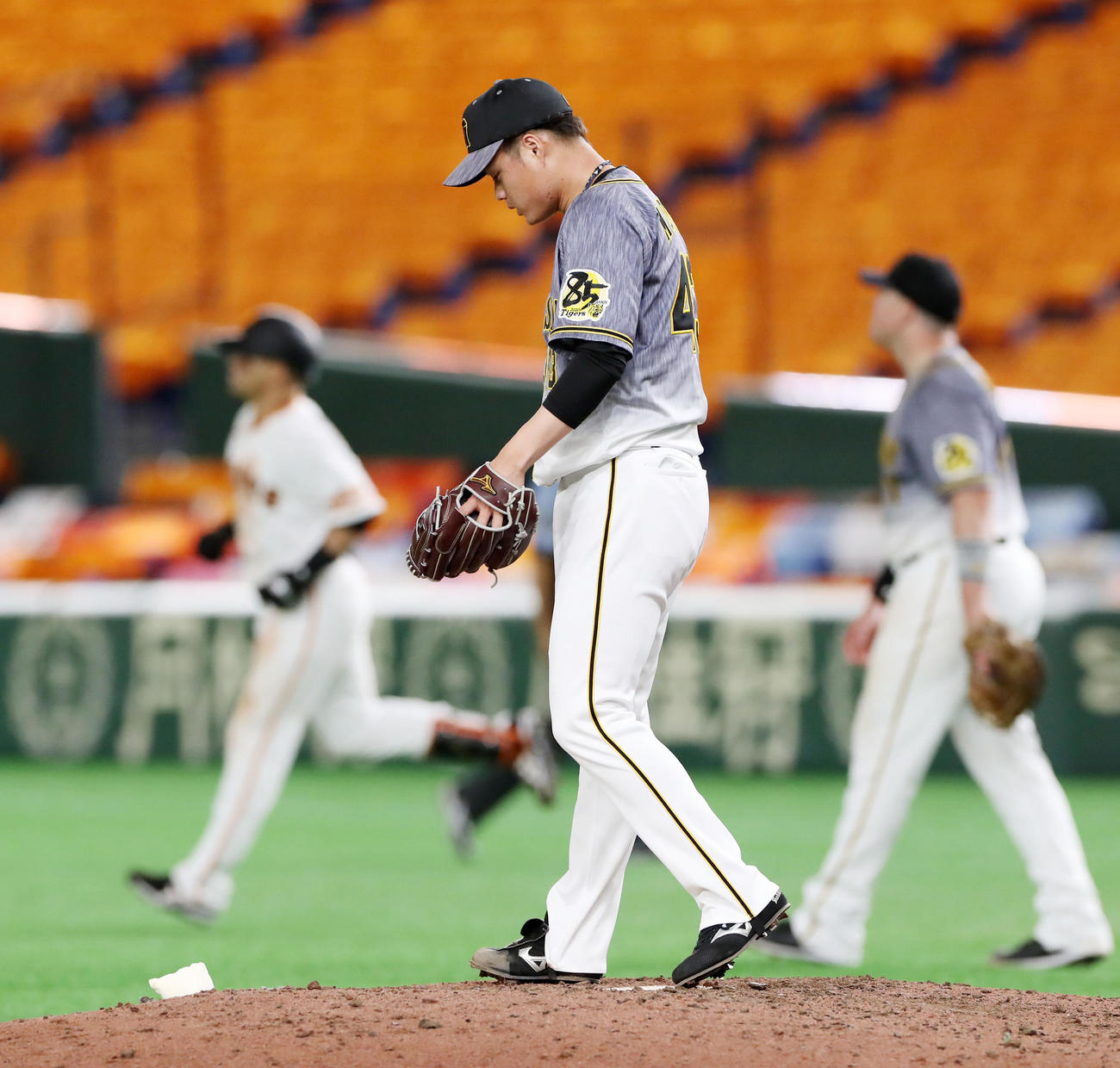 巨人対阪神　5回裏巨人2死一塁、守屋はパーラに右越え2点本塁打を被弾（撮影・加藤哉）