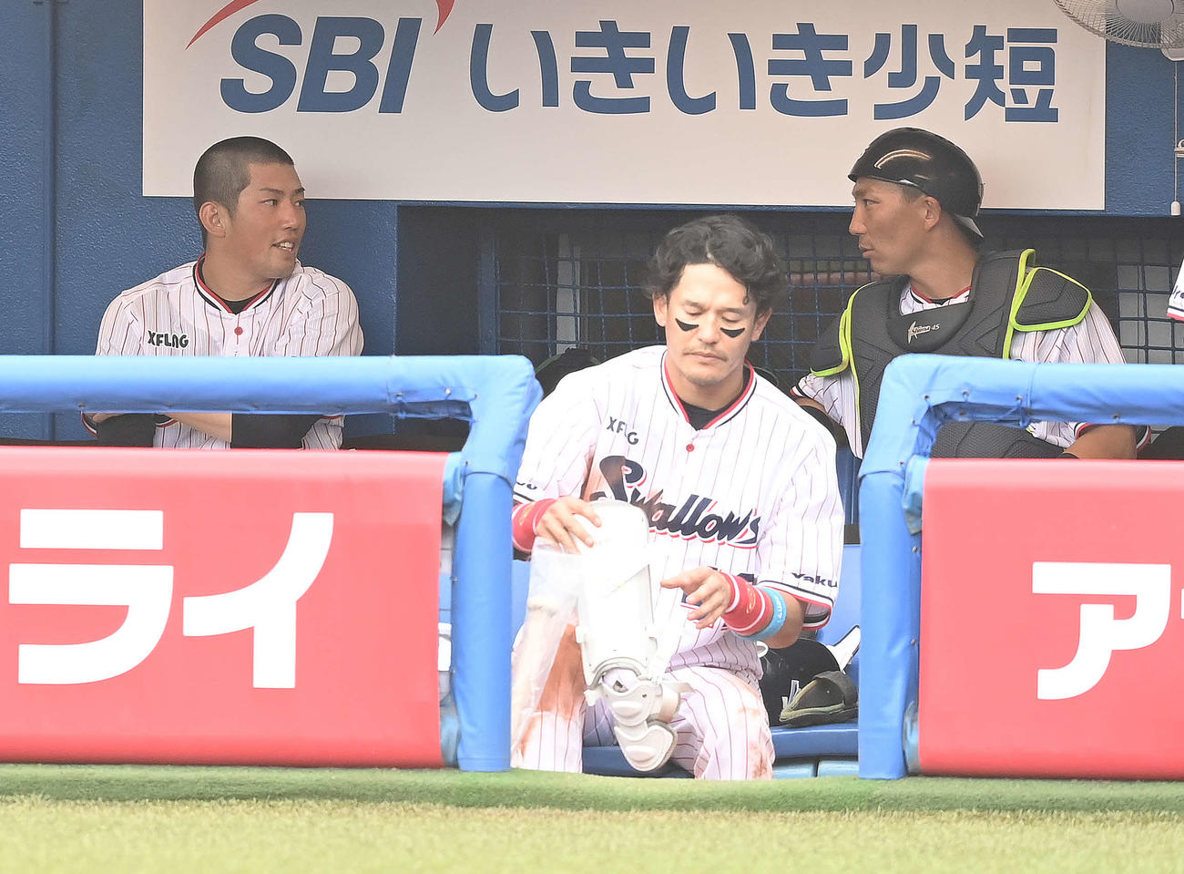 ヤクルト対中日　8回表を無失点に抑え、嶋（右）と話すヤクルト大西（左）（撮影・鈴木みどり）