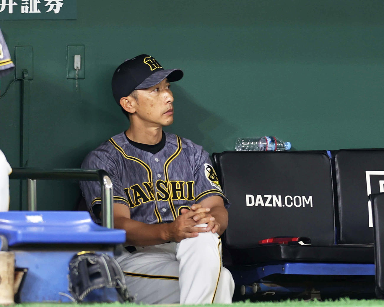 ベンチに座り遠くを見つめる矢野監督（撮影・河野匠）