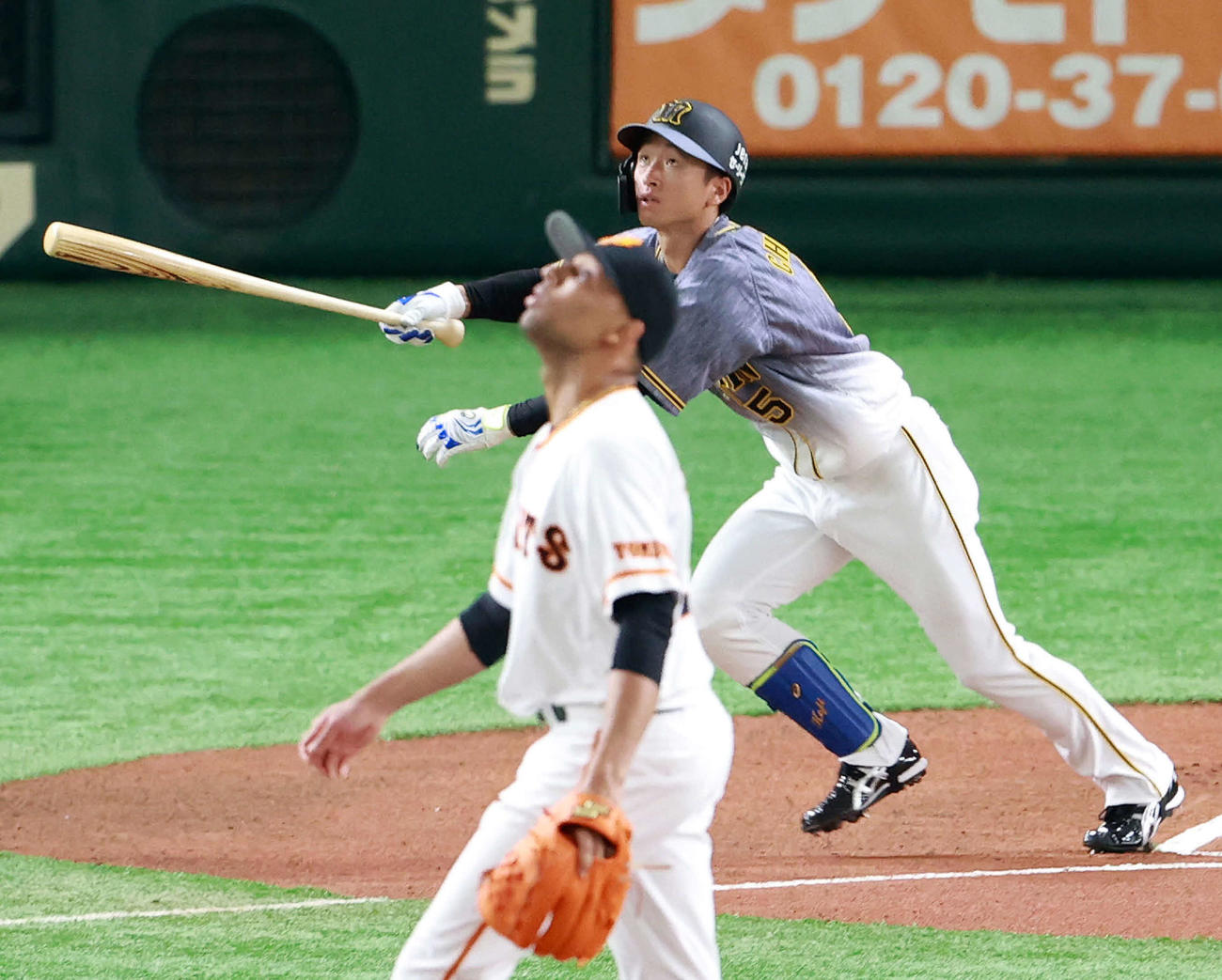 巨人対阪神　1回表阪神無死、右越えに先頭打者本塁打を放つ近本。投手サンチェス（撮影・江口和貴）