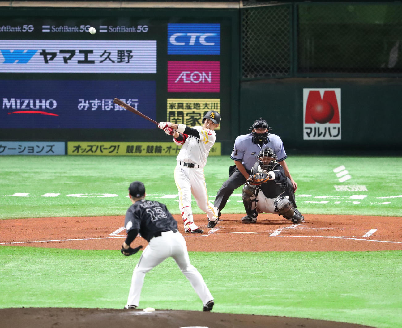 ソフトバンク対ロッテ　1回裏ソフトバンク栗原陵矢は中越え二塁打を放つ（撮影・梅根麻紀）
