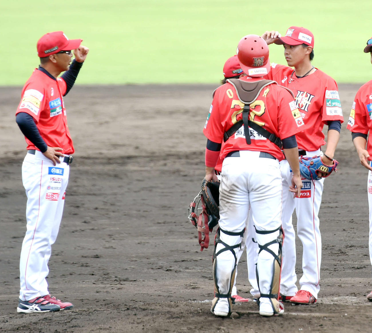 福島対群馬　8回裏群馬2死満塁、マウンドに上がった福島遠藤（右）