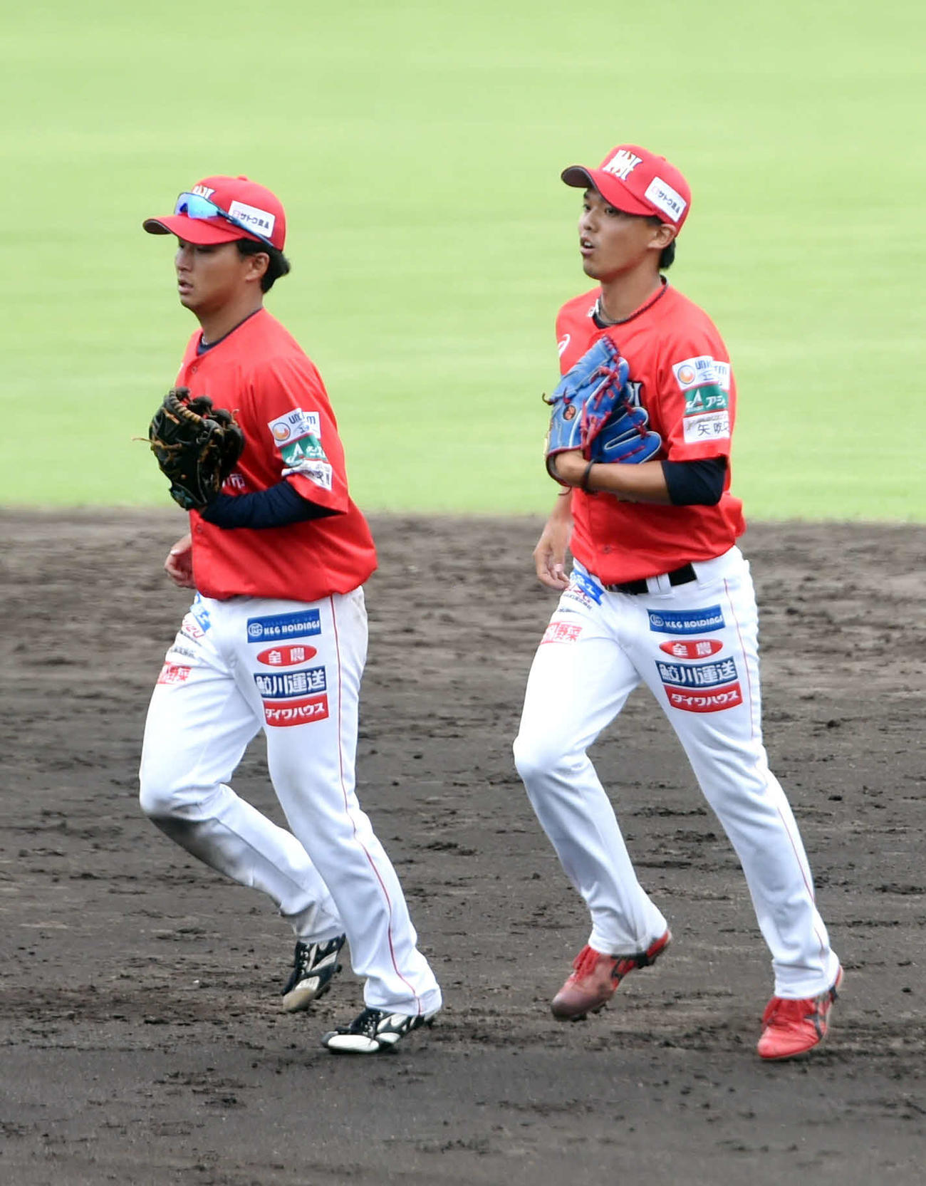 福島対群馬　8回裏群馬2死満塁、無失点に抑え、ベンチに戻る福島遠藤（右）
