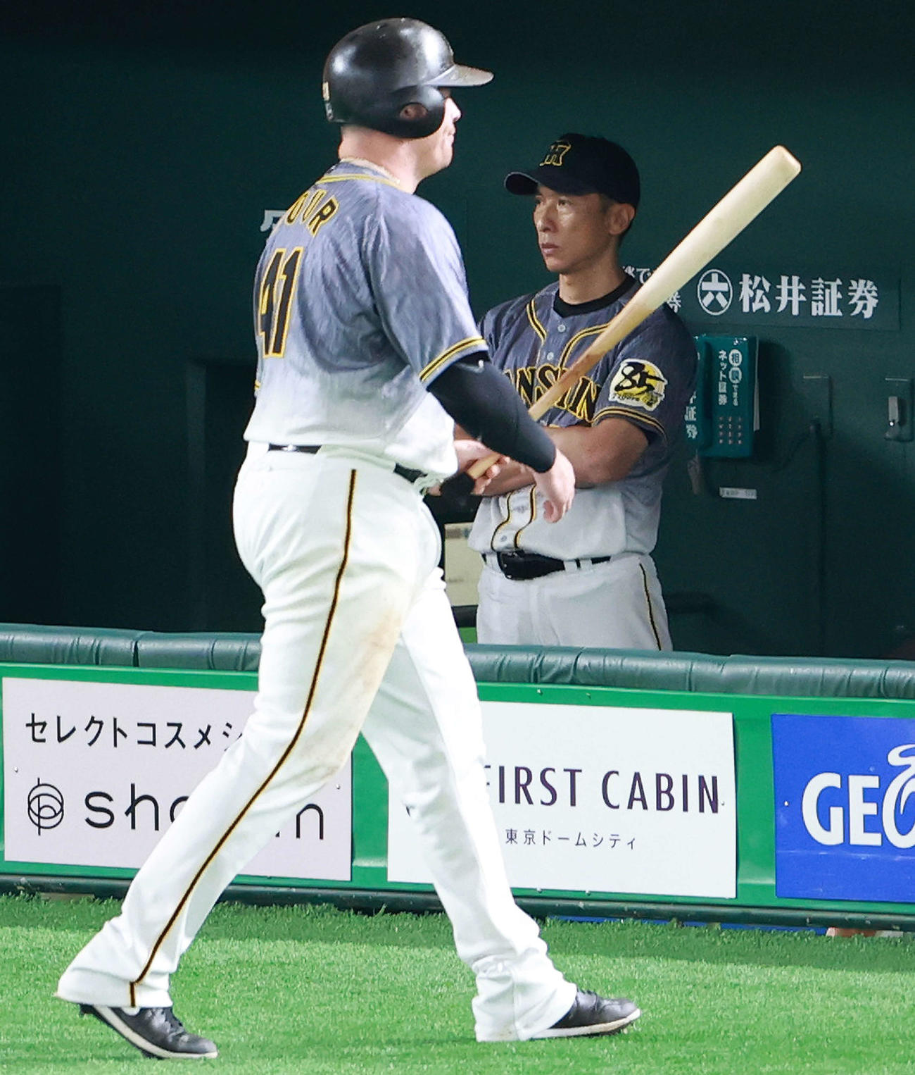 巨人対阪神　9回表阪神1死、ボーア（手前）が一ゴロに倒れベンチで厳しい表情の矢野監督（撮影・江口和貴）