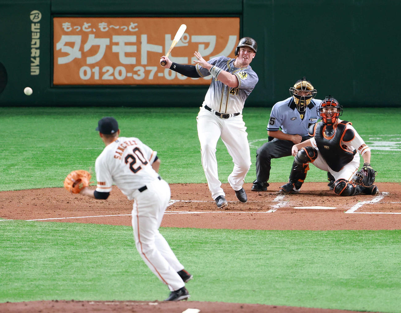 巨人対阪神　2回表阪神1死、遊ゴロに倒れるボーア。投手サンチェス（撮影・江口和貴）
