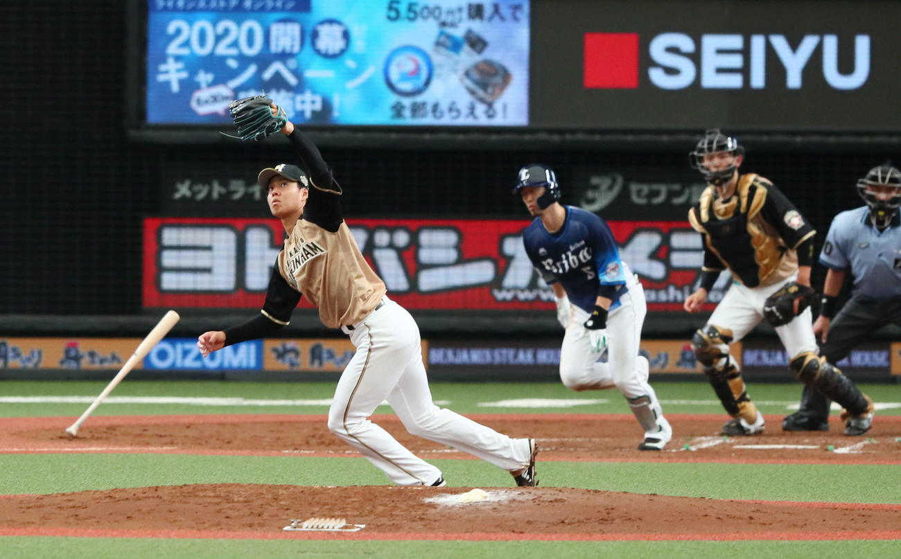 西武対日本ハム　3回裏西武2死一塁、外崎を投ゴロに仕留める日本ハム杉浦（撮影・足立雅史）