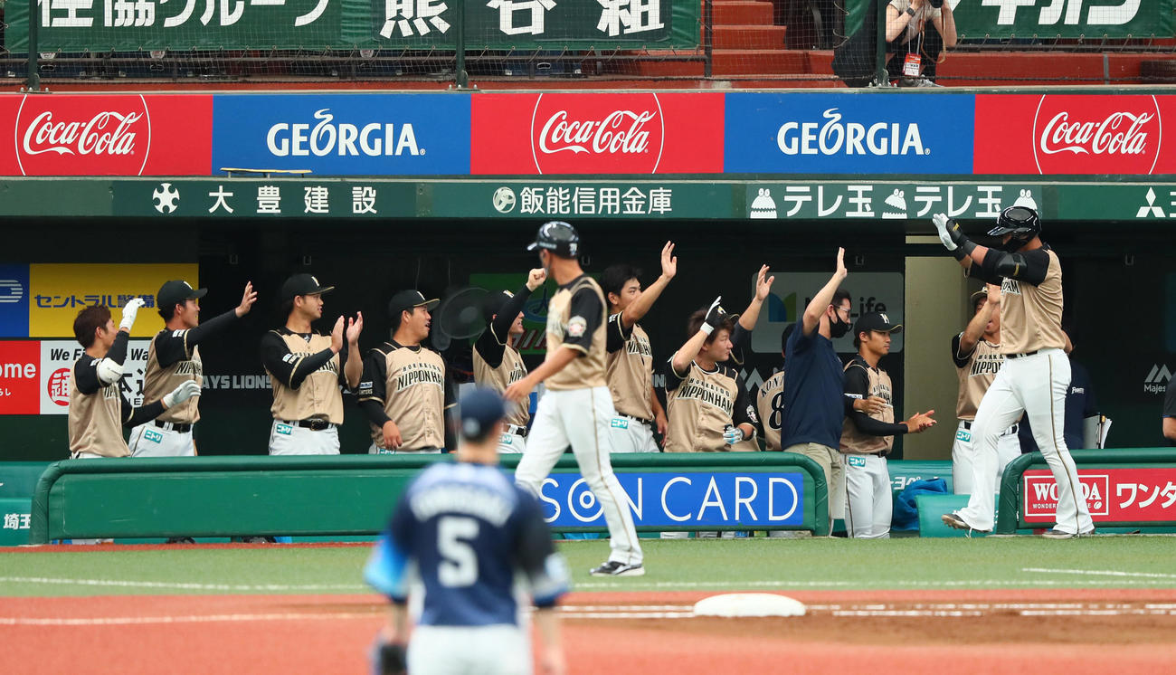 西武対日本ハム　2回表日本ハム無死、右越え本塁打を放った中田（右端）はエアタッチで迎えられる（撮影・足立雅史）
