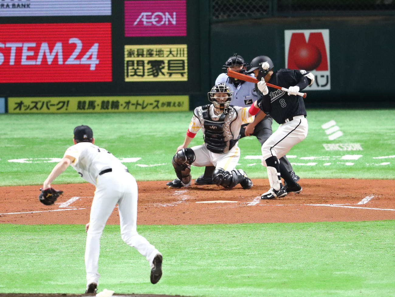 2回表ロッテ無死一、二塁、中村奨は頭部に死球を受ける（撮影・梅根麻紀）