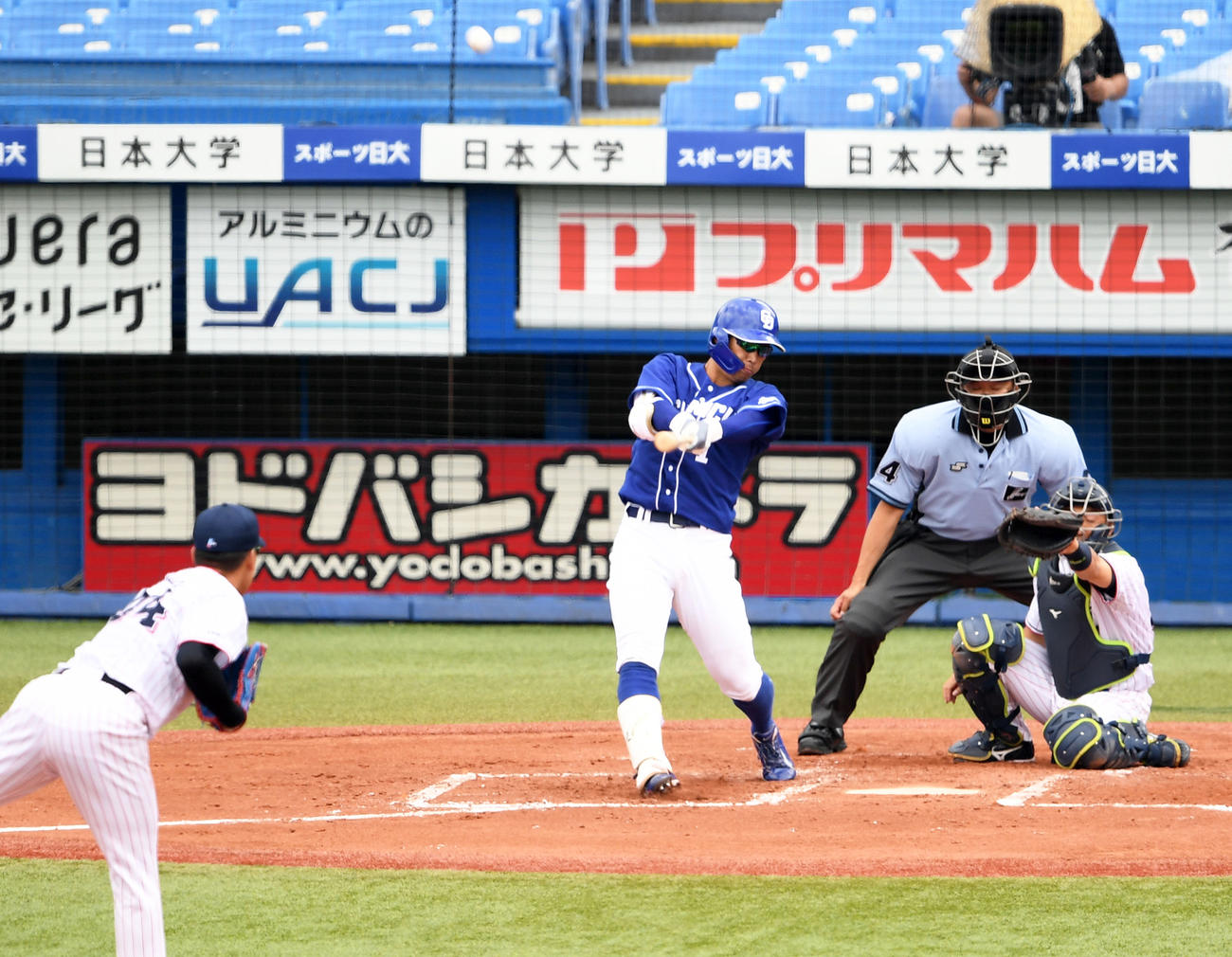 2回表中日2死一塁、右越え2点本塁打を放つ京田（撮影・横山健太）