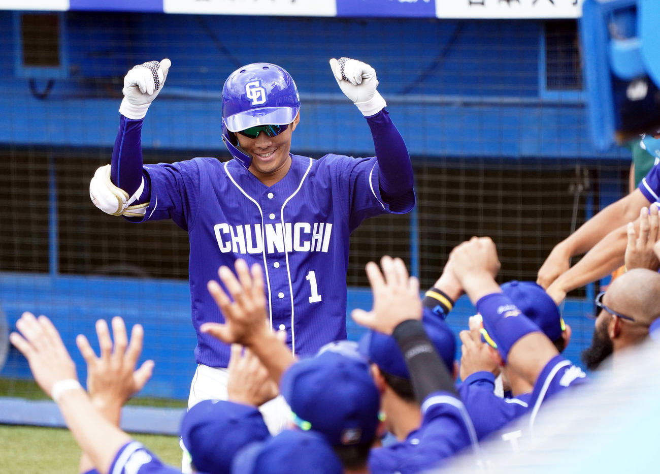 2回表中日2死一塁、先制の右越え2点本塁打を放った京田はナインとエアハイタッチ（撮影・鈴木みどり）
