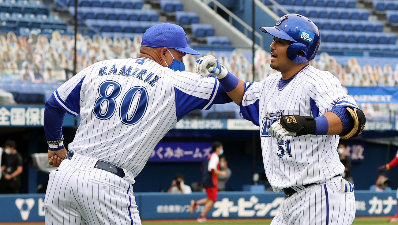 DeNA対広島　9回裏DeNA無死満塁、サヨナラ打を放った宮崎（右）はラミレス監督とエルボータッチをする（撮影・大野祥一）