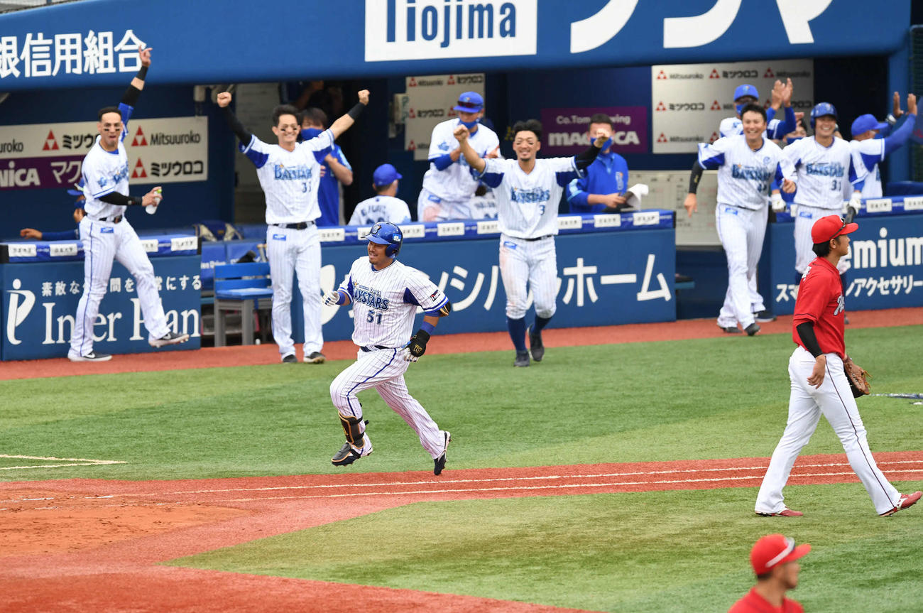 DeNA対広島　9回裏DeNA無死満塁、サヨナラ2点適時二塁打を放ち笑顔でダイヤモンドを回る宮崎（中央）（撮影・山崎安昭）