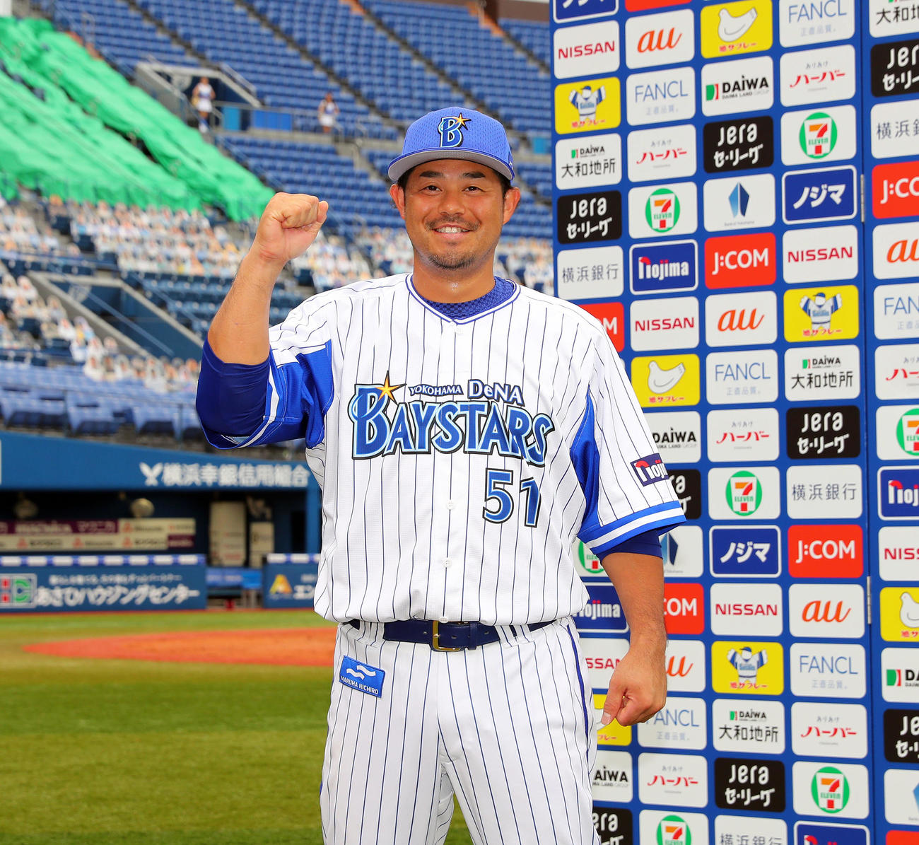 DeNA対広島　ヒーローインタビューを受け笑顔のDeNA宮崎（撮影・大野祥一）