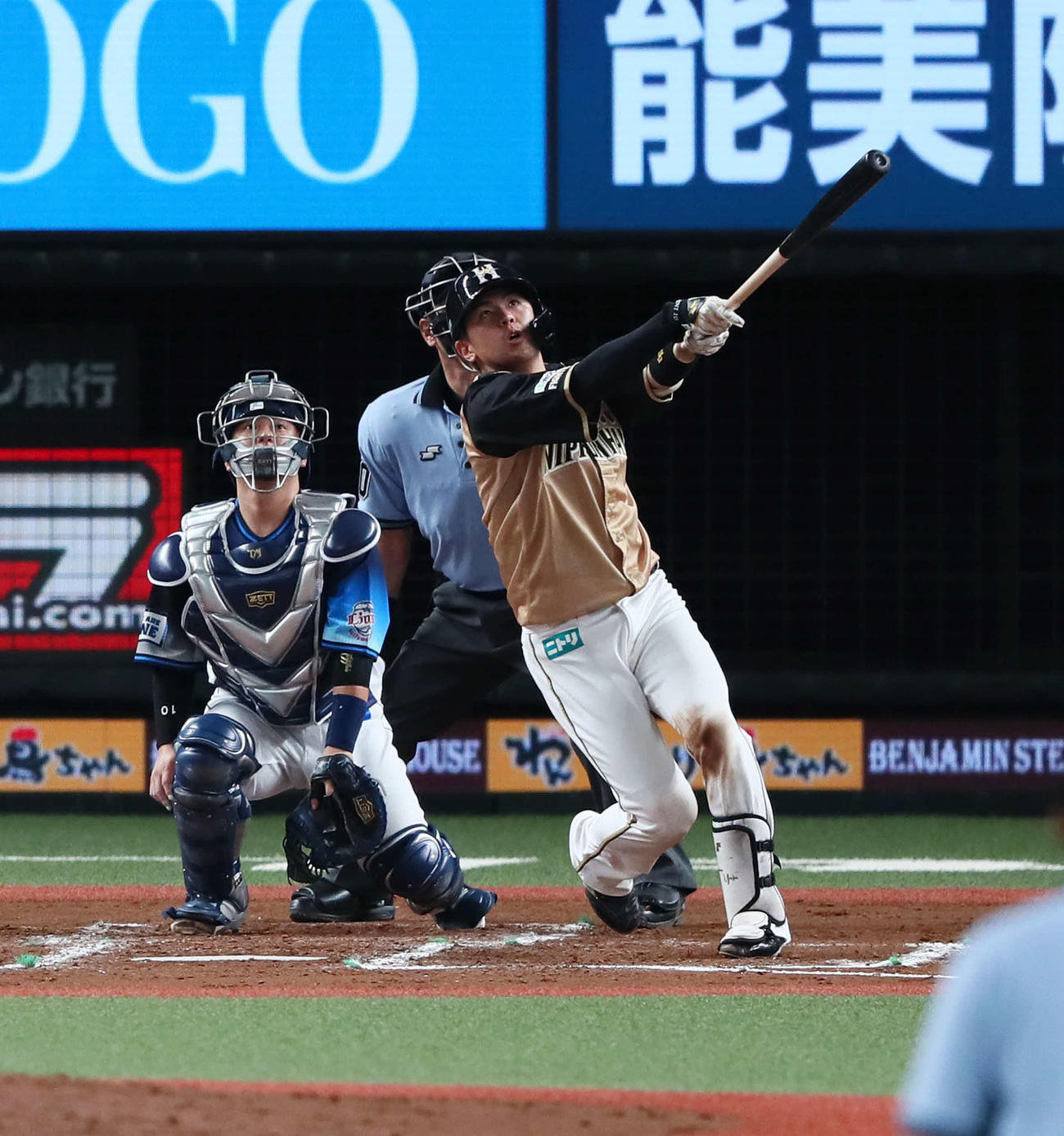 西武対日本ハム　7回表日本ハム2死、左越え本塁打を放つ清水（撮影・足立雅史）
