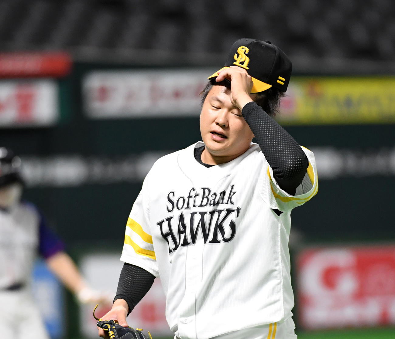 2回表ロッテ無死満塁、井上晴哉に満塁弾を浴びた2番手の津森有紀（撮影・今浪浩三）