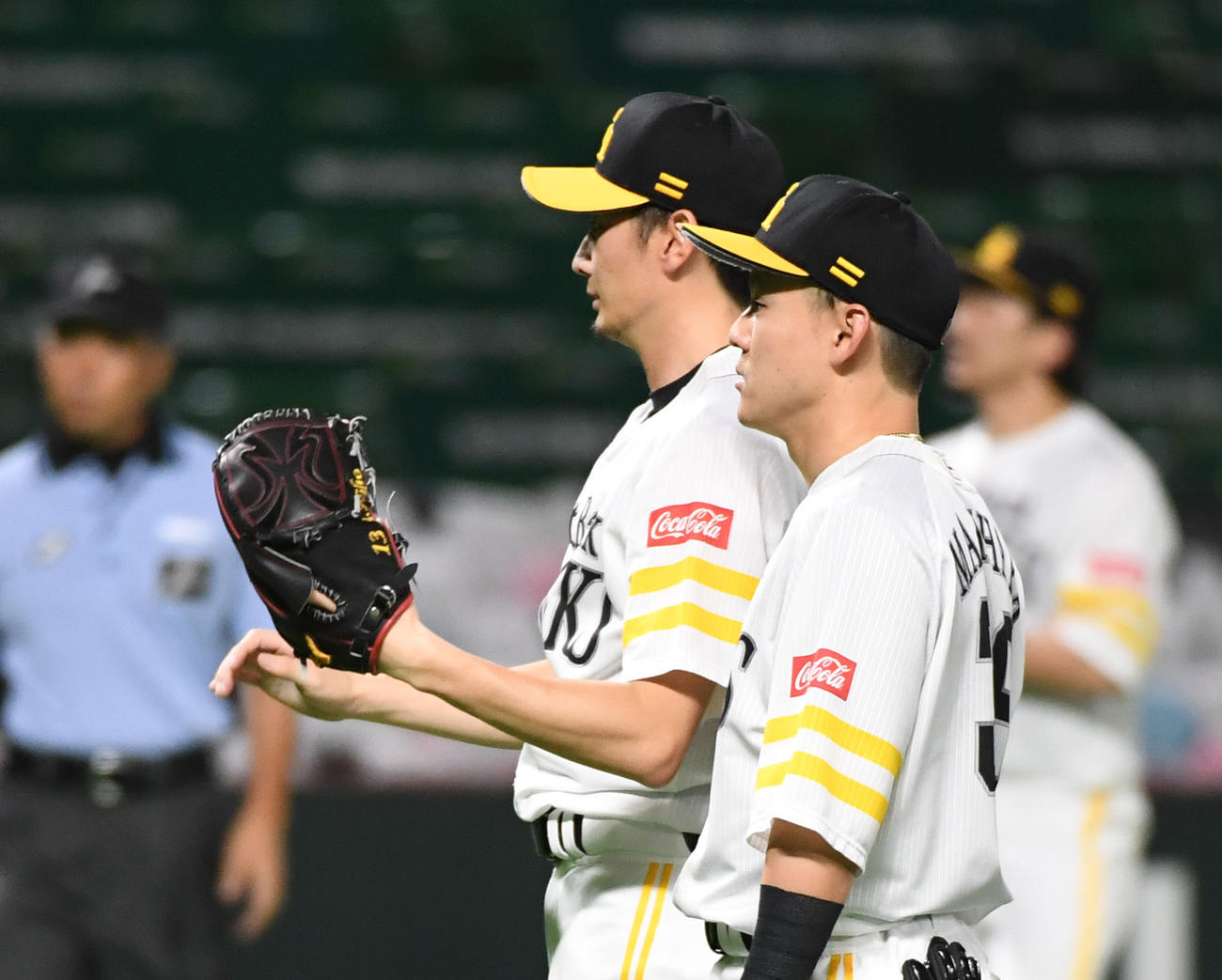 2回表ロッテ無死一、二塁、中村奨吾に頭部死球を与え、危険球で退場になる二保旭（撮影・今浪浩三）