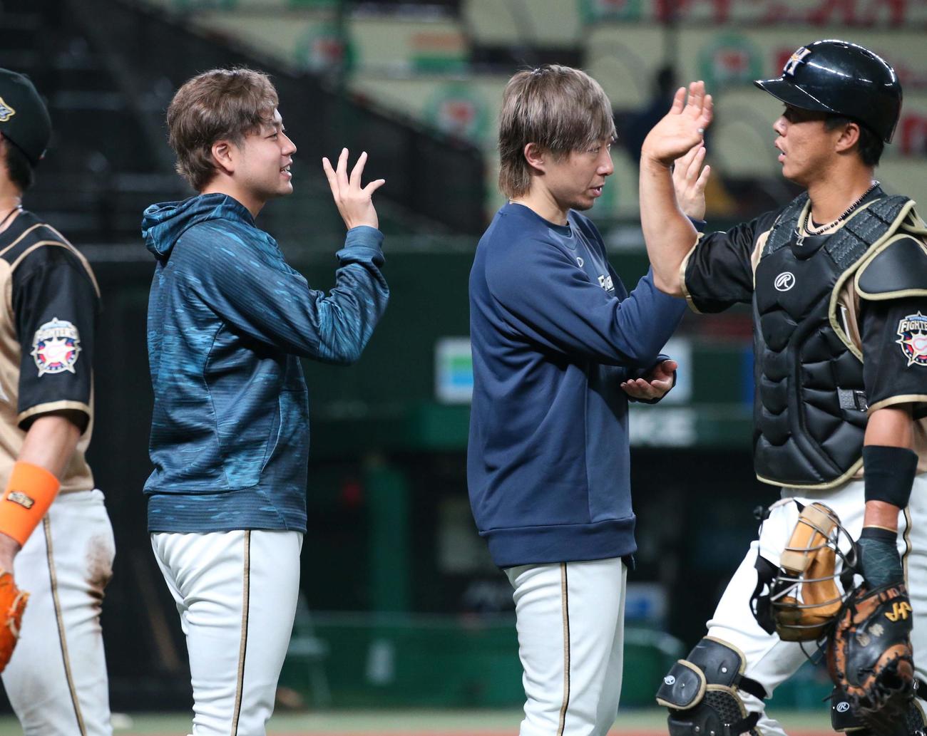 西武対日本ハム　勝利投手の堀（左）は試合後、ナインを出迎える（撮影・黒川智章）