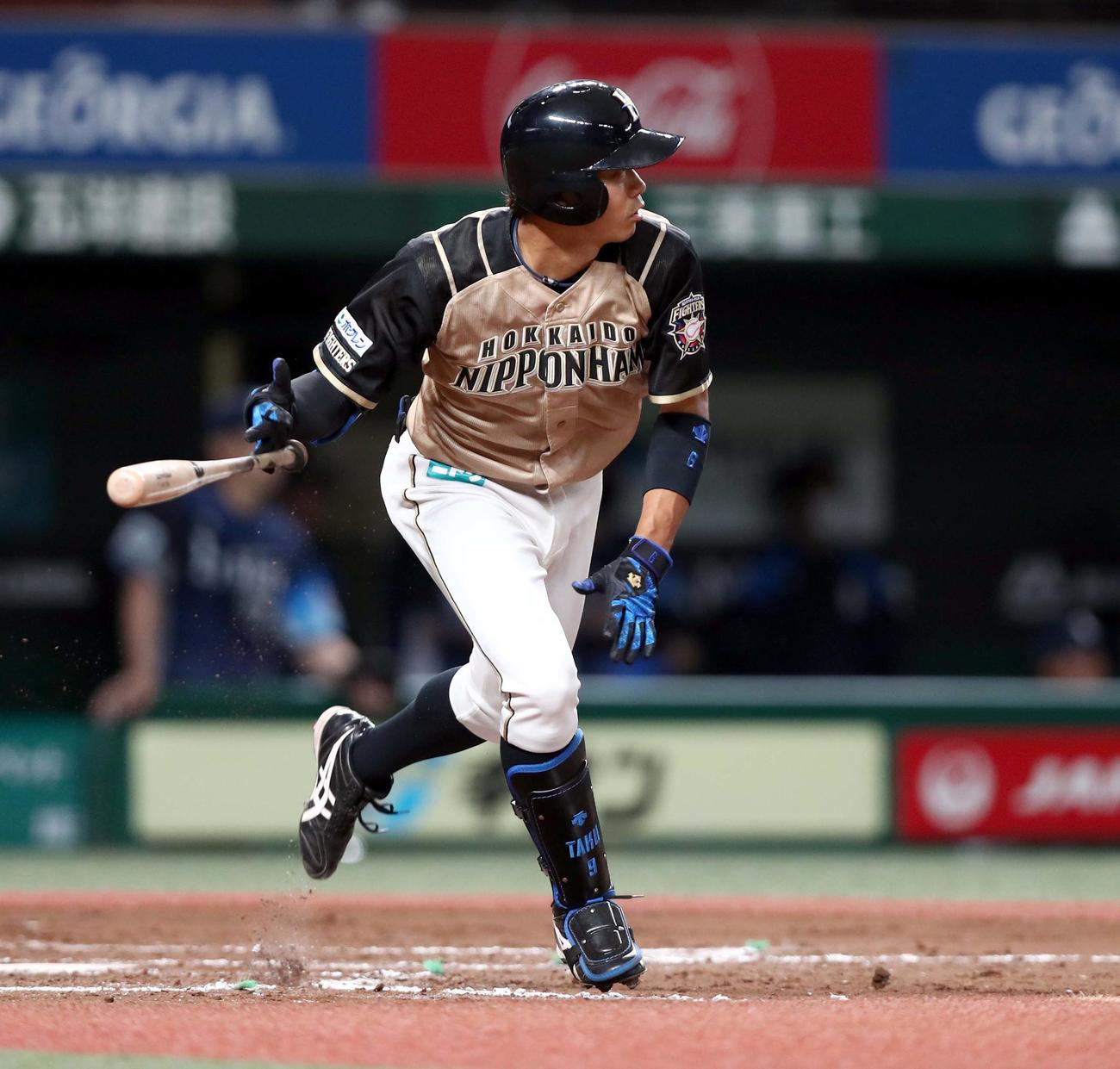 西武対日本ハム　8回表日本ハム1死一塁、左中間に適時二塁打を放つ中島（撮影・黒川智章）