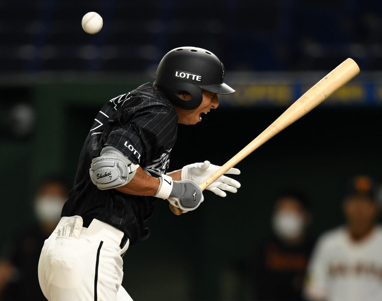 16日の巨人戦で背中に死球を受ける福田秀（2020年6月16日撮影）