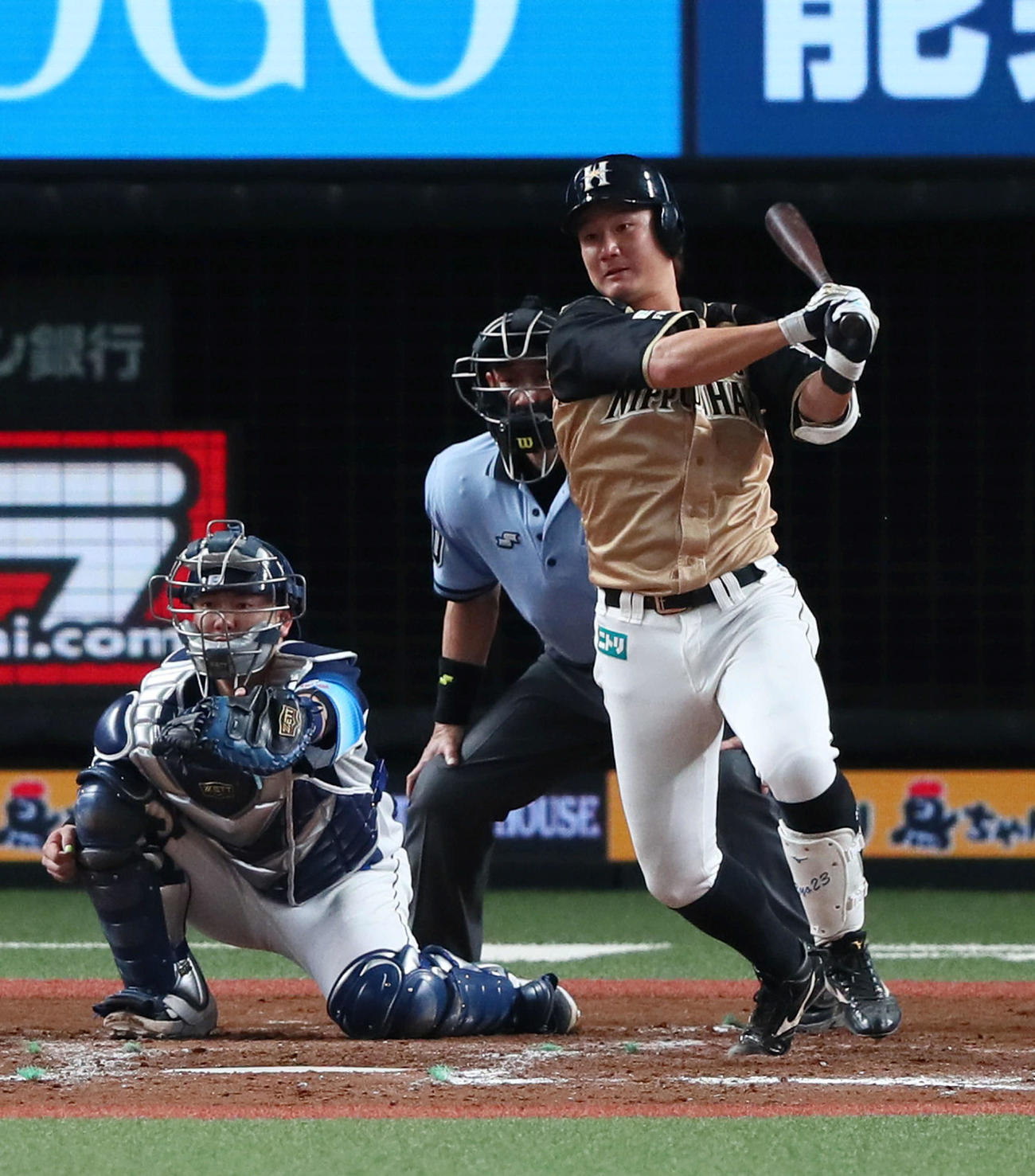 西武対日本ハム　8回表日本ハム1死二、三塁、渡辺は中前適時打を放つ（撮影・足立雅史）