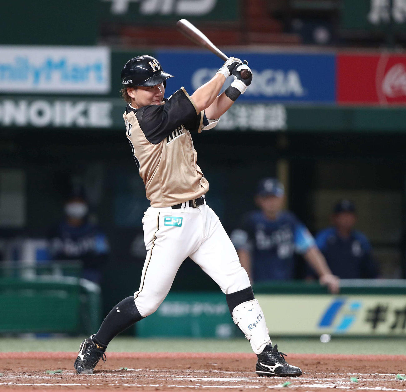 西武対日本ハム　8回表日本ハム1死二、三塁、右前に2点適時打を放つ渡辺（撮影・黒川智章）