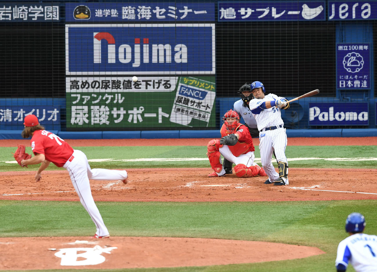 DeNA対広島　9回裏DeNA無死満塁、宮崎は右翼へサヨナラ2点適時二塁打を放つ。投手スコット（撮影・山崎安昭）