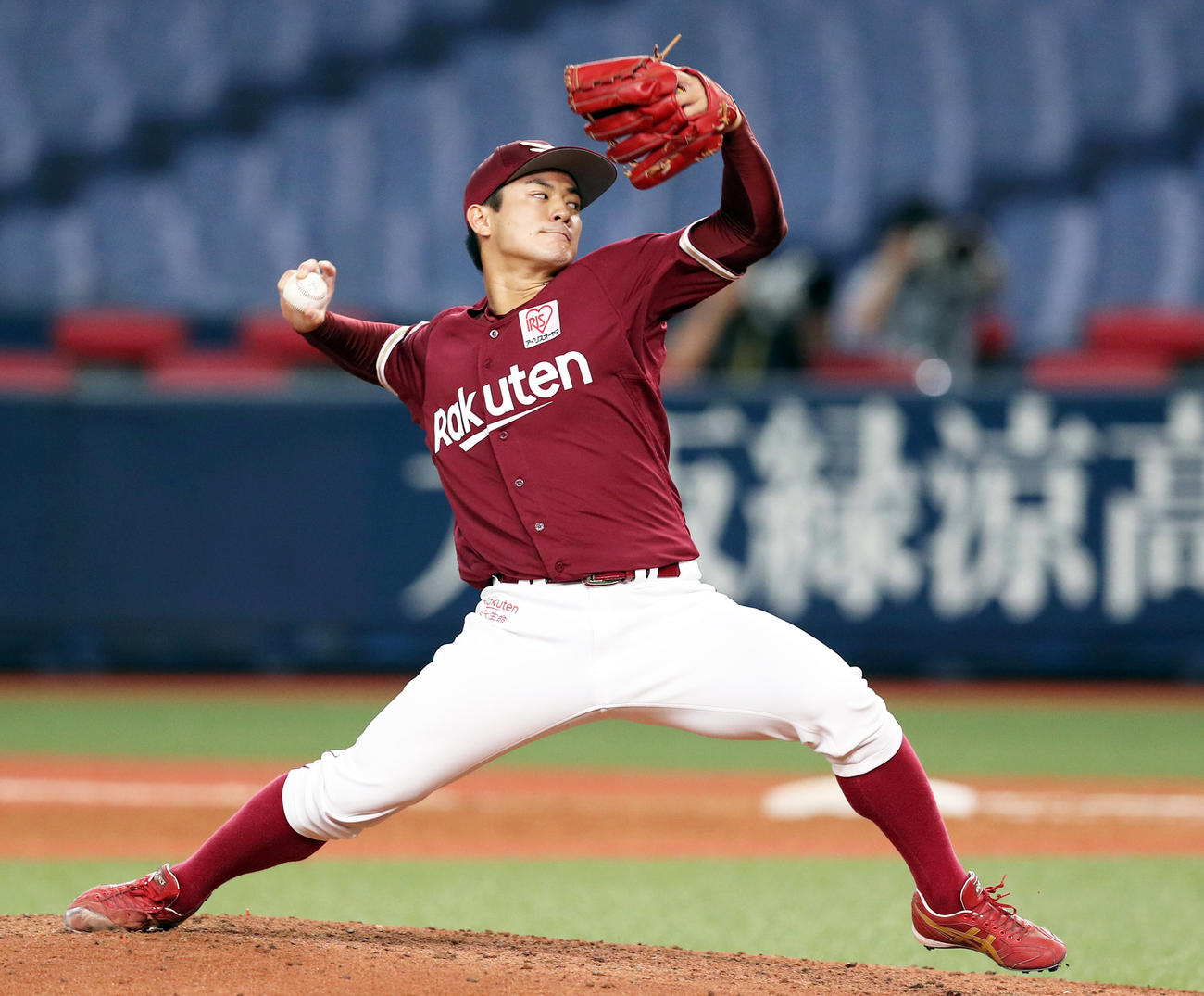 楽天2番手で登板する津留崎（撮影・前田充）