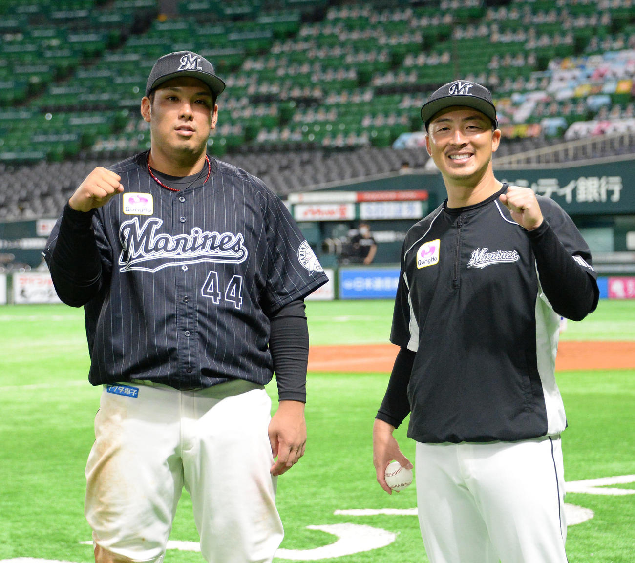 ソフトバンク対ロッテ　移籍後初勝利を挙げた美馬（右）と満塁弾を放った井上はガッツポーズ（撮影・今浪浩三）
