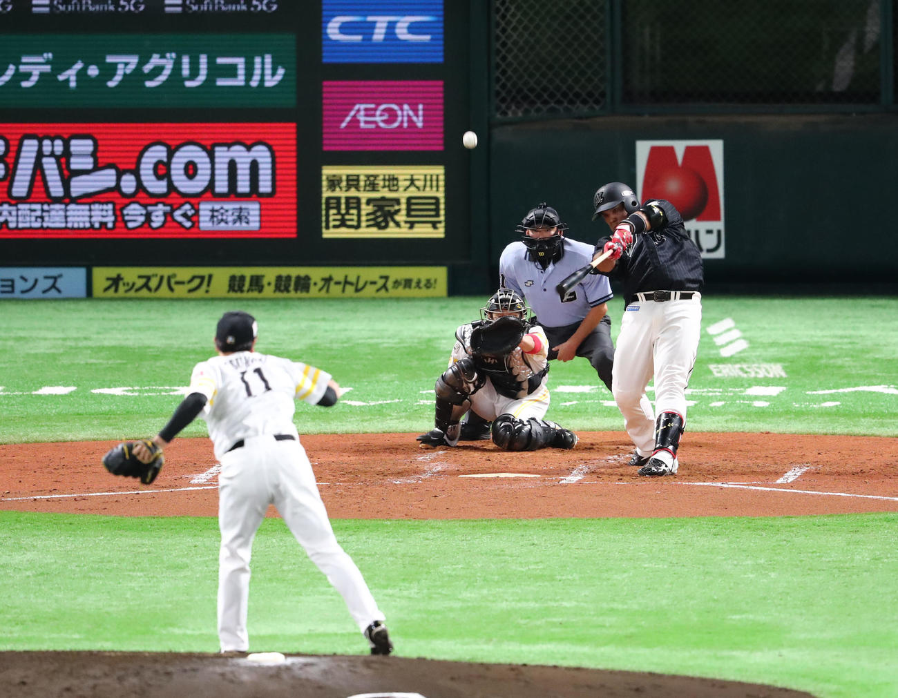 ソフトバンク対ロッテ　2回表ロッテ無死満塁、満塁本塁打を放つ井上（撮影・梅根麻紀）