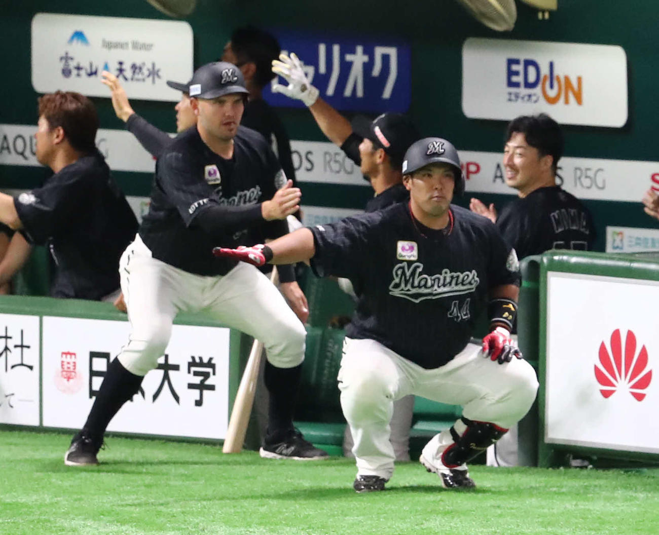 ソフトバンク対ロッテ　2回表ロッテ無死満塁、井上（右）は満塁本塁打を放ち手刀を切るパフォーマンスを決める（撮影・梅根麻紀）
