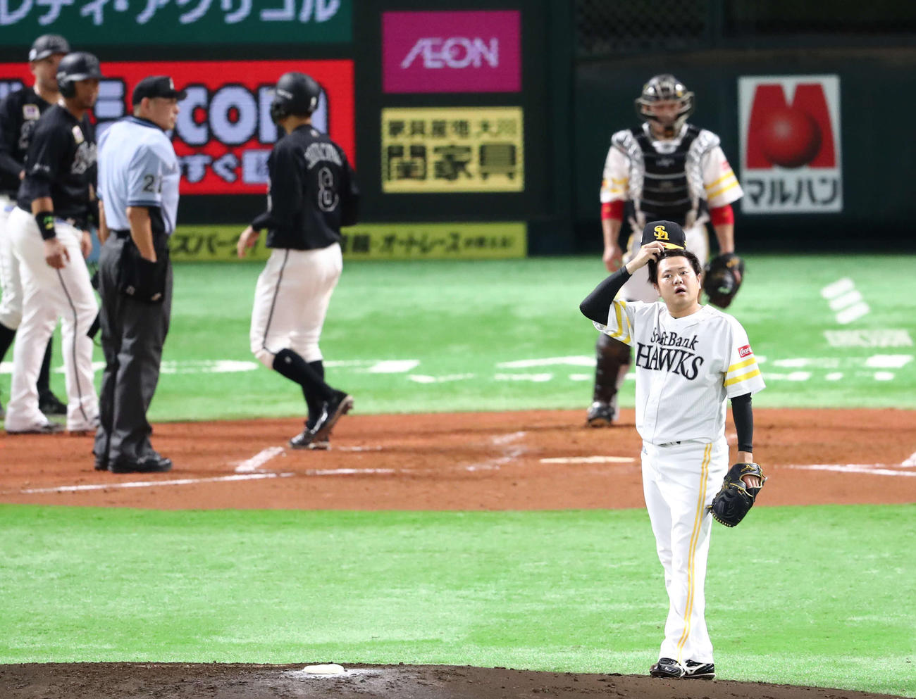2回表ロッテ無死満塁、緊急登板となったソフトバンク津森（右）は井上に満塁本塁打を浴びる（撮影・梅根麻紀）