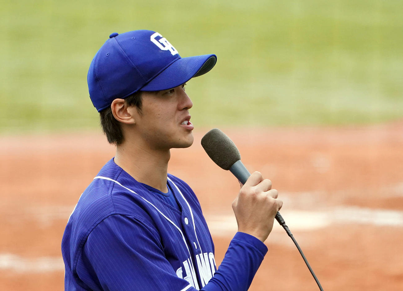 ヤクルト対中日　7回無失点で勝利投手の中日梅津はマイクを手にヒーローインタビューを受ける（撮影・鈴木みどり）