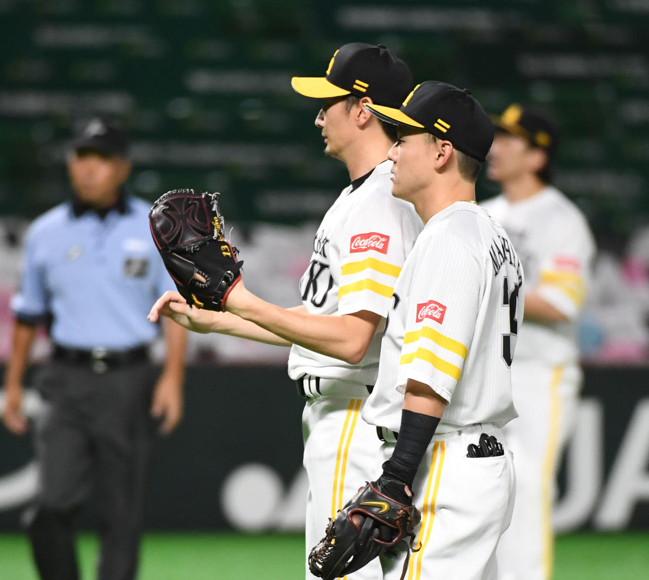 ソフトバンク対ロッテ　2回表ロッテ無死一、二塁、中村奨吾に頭部死球を与え、危険球で退場になる二保旭（撮影・今浪浩三）