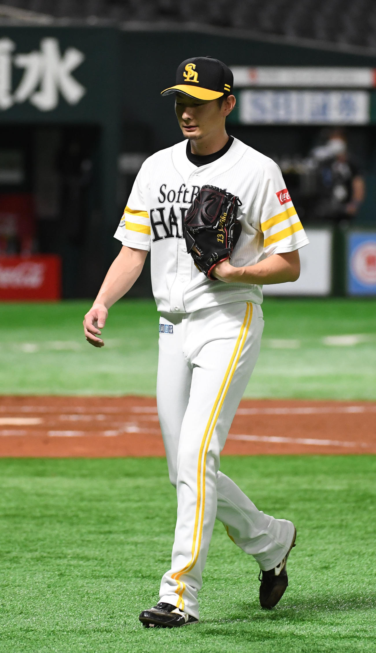 ソフトバンク対ロッテ　2回表ロッテ無死一、二塁、中村奨吾に頭部死球を与え、危険球で退場になる二保旭（撮影・今浪浩三）