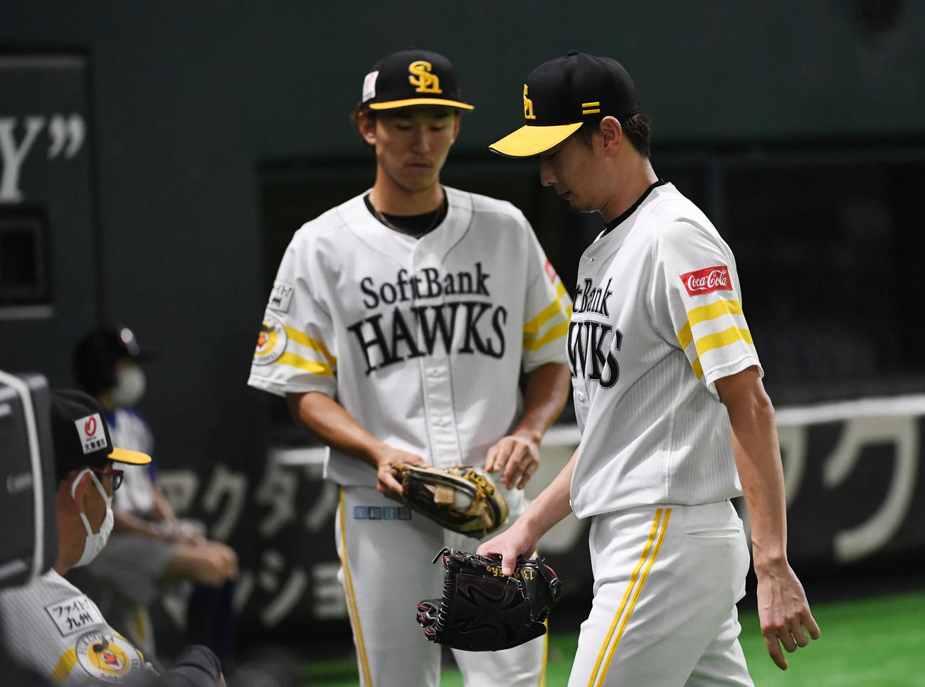 ソフトバンク対ロッテ　2回表ロッテ無死一、二塁、二保（右）は中村奨に頭部死球を与え、危険球で退場となる（撮影・今浪浩三）