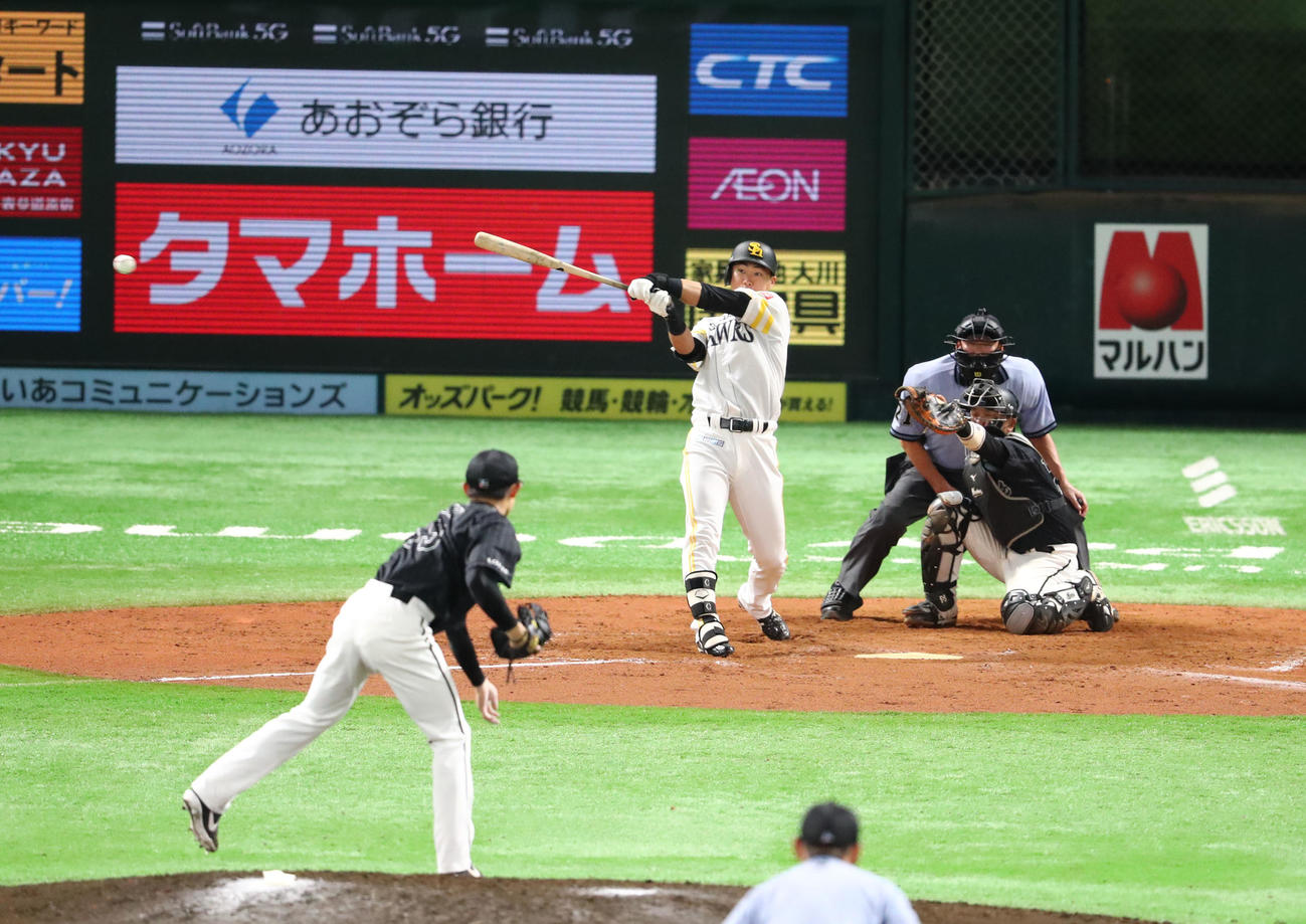 ソフトバンク対ロッテ　7回裏ソフトバンク2死一、二塁、長谷川は右前安打を放つ（撮影・梅根麻紀）